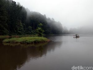 Foto: Situ Gunung yang Tenang & Curug Sawer yang Cantik
