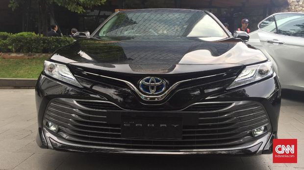 Toyota Camry tipe hybrid menawarkan logo dengan aksen biru.