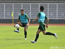 Dalam sesi latihan tersebut, para pemain terlihat diberikan beberapa materi latihan seperti passing dan ditambah dengan mini game.