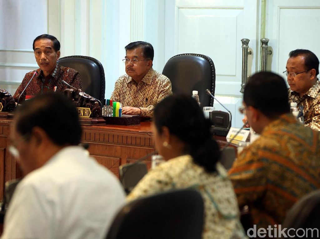 Sehari Setelah Coblos Pilpres, Jokowi Kumpulkan Menteri di Istana Sehari Setelah Coblos Pilpres, Jokowi Kumpulkan Menteri di Istana