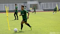 Dari 38 pemain yang dipanggil sang pelatih, terdapat lima orang pemain yang absen mengikuti latihan perdana di Stadion Madya, Senayan, Jakarta.
