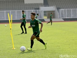 Dari 38 pemain yang dipanggil sang pelatih, terdapat lima orang pemain yang absen mengikuti latihan perdana di Stadion Madya, Senayan, Jakarta.