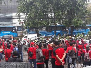 Pesangon Belum Lunas, Mantan Pegawai Geruduk Kantor Sevel (Lagi) Pesangon Belum Lunas, Mantan Pegawai Geruduk Kantor Sevel (Lagi)