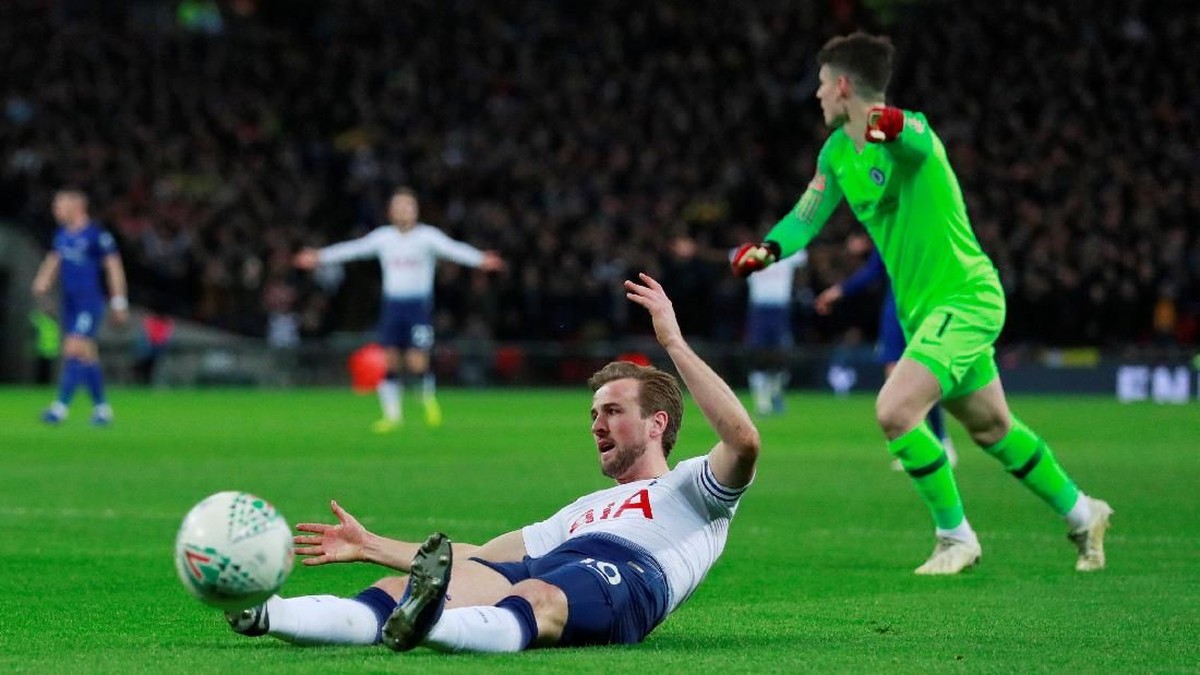Harry Kane sudah offside sebelum dilanggar Kepa Arrizabalaga (Andrew Couldridge/Reuters)