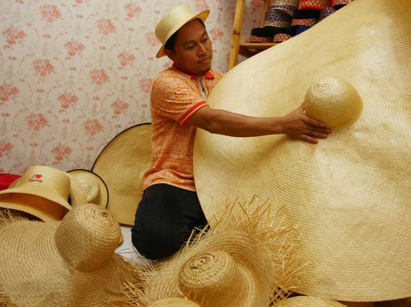 Wow! Topi Bambu Tangerang Tembus Pasar Eropa
