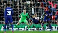 Kedua tim saling menyerang sejak awal pertandingan. Percobaan pertama dilakukan Harry Kane dengan tendangan salto. Foto: Eddie Keogh/Reuters
