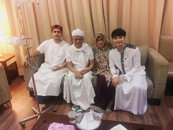 Potret Sandi, Maruf, Jokowi, dan Sederet Tokoh Jenguk Ustaz Arifin Ilham