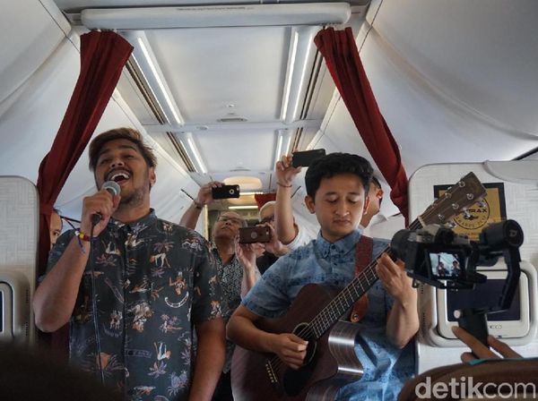 Foto: Garuda Indonesia Bikin Konser Musik di Udara