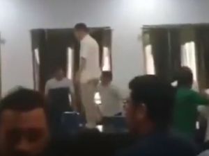 Video Wakil Rakyat Saling Lempar dan Maki dalam Rapat DPRD