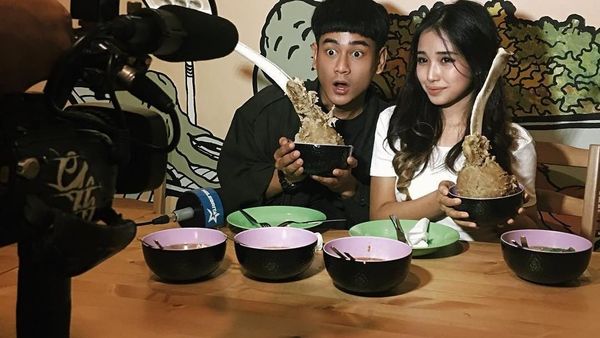 Mantan Vanessa Angel, Dwi Andhika Punya Gaya Keren Saat Ngopi dan Makan