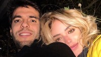 Carolina tidak jarang memotret kemesaraannya dengan Kaka. Keduanya diyakini mulai berpacaran sejak 2016. Foto: instagram @icaroldias