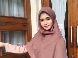 Istri Rifky Balweel Berhijab, Ini Gayanya yang Bikin Adem