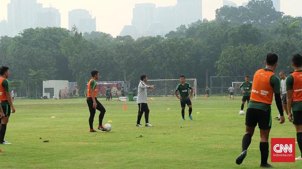 Indra Sjafri saat menangani Timnas Indonesia U-22 dalam sesi latihan. (