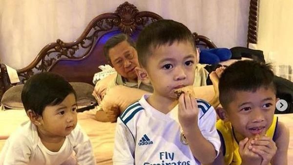 Potret Manis SBY Saat Quality Time Sambil Momong Cucu