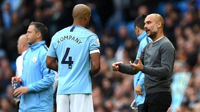 Manajer Manchester City Pep Guardiola dengan kapten Vincent Kompany. (Foto: Shaun Botterill/Getty Images) Manajer Manchester City Pep Guardiola dengan kapten Vincent Kompany. (Foto: Shaun Botterill/Getty Images)