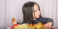 Gemas! Gadis Cilik Bermata Indah Ini Kaprikornus Sorotan Karena Mukbang Nugget