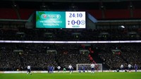 Sempat menyatakan tak ada penalti karena Kane dinilai offside lebih dulu, wasit kemudian melihat VAR. Penalti akhirnya diberikan karena wasit menilai Kane tidak dalam posisi offside. Foto: Eddie Keogh/Reuters