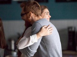 Viral Jasa Profesional Cuddler di Medsos, Apa Sih Terapi Cuddle Itu?