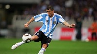 Mantan gelandang serang Timnas Argentina, Andres DAlessandro juga pernah menjadi anak gawang dan meminta foto bersama legenda River Plate, Enzo Francescoli. (Foto: Koji Watanabe/Getty Images)