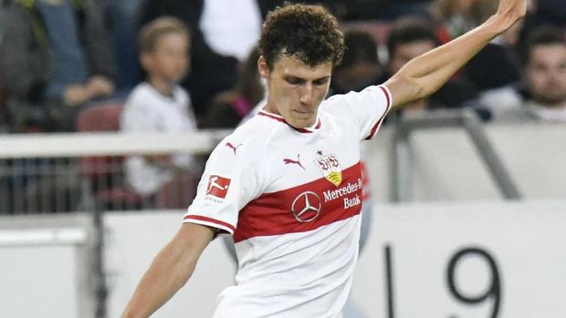 Benjamin Pavard memperkuat VfB Stuttgart sejak 2016.