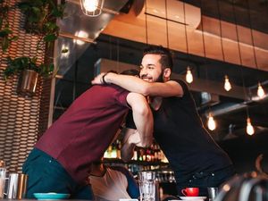 Viral Layanan Pelukan Berbayar di Cikarang, Tarifnya Rp 700 Ribu