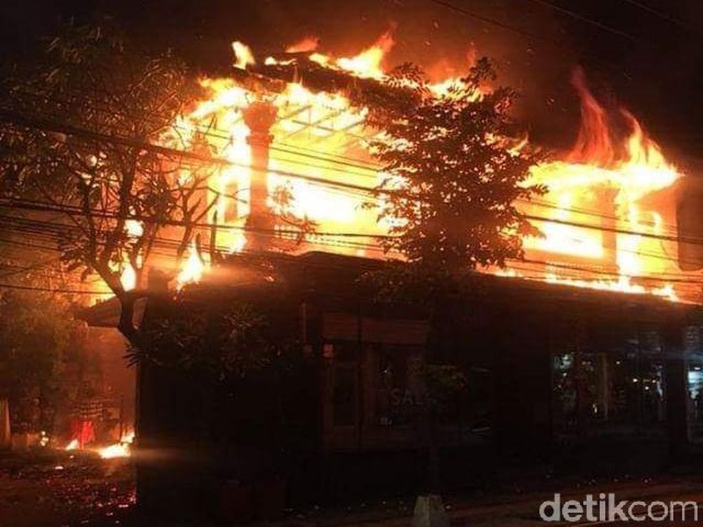 Rumah di Seminyak Bali Kebakaran, 14 Mobil Damkar Dikerahkan