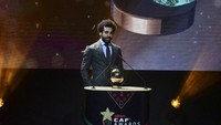Ini jadi kali kedua secara beruntun Salah terpilih sebagai Pemain Terbaik Afrika. Tahun lalu, pemain yang kini memperkuat Liverpool itu juga memenangi penghargaan yang sama dengan mengungguli Sane dan Aubameyang. SEYLLOU / AFP.