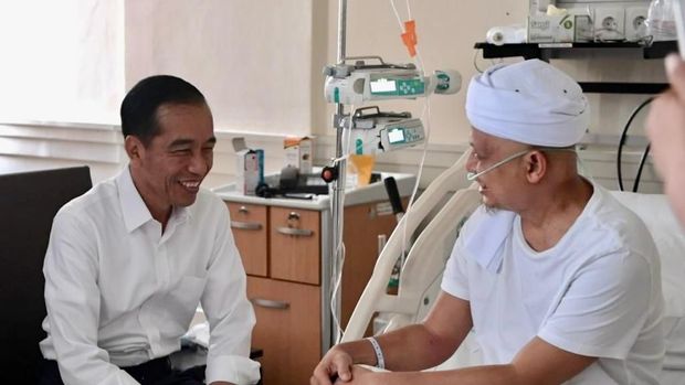 Jokowi jenguk Ustaz Arifin Ilham / 