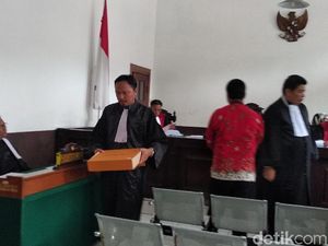 Jaksa Tunjukkan Tas Mewah dari Eks Kalapas Sukamiskin untuk Dirjen PAS Jaksa Tunjukkan Tas Mewah dari Eks Kalapas Sukamiskin untuk Dirjen PAS