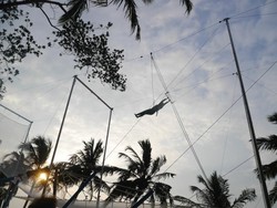 Bermain Akrobat Sirkus di Maldives