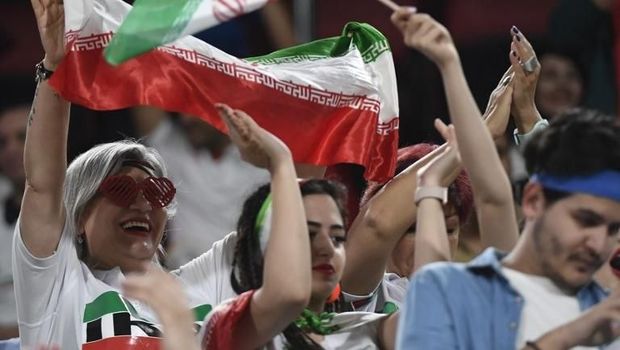 Suporter wanita Iran berbaur dengan pria di dalam stadion Mohamed bin Zayed, Senin (7/1/2019).