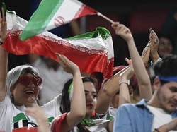Peluk Suporter Perempuan, Kiper Pria di Iran Dikecam