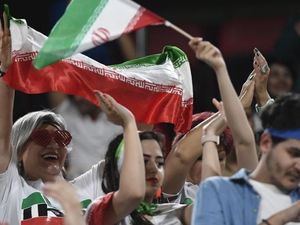 Peluk Suporter Perempuan, Kiper Pria di Iran Dikecam Peluk Suporter Perempuan, Kiper Pria di Iran Dikecam