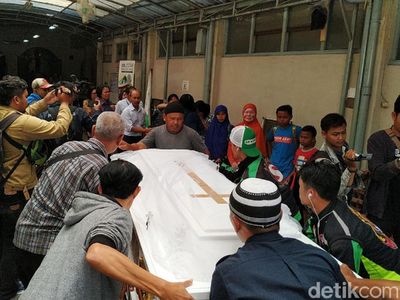 Haru Keluarga Sambut Jenazah Siswi SMK yang Ditusuk di Bogor