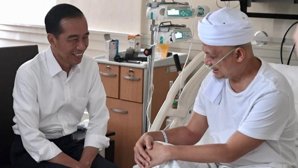 Penuh Senyum, Begini Momen Jokowi Jenguk Ustaz Arifin Ilham Penuh Senyum, Begini Momen Jokowi Jenguk Ustaz Arifin Ilham