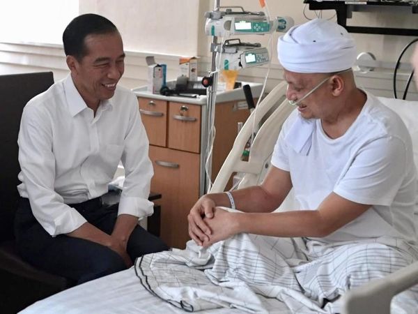 Penuh Senyum, Begini Momen Jokowi Jenguk Ustaz Arifin Ilham
