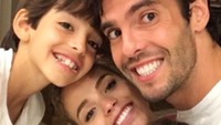 Carolina rupanya sudah akrab dengan putra-putri Kaka: Luca dan Isabella. Foto: instagram @icaroldias