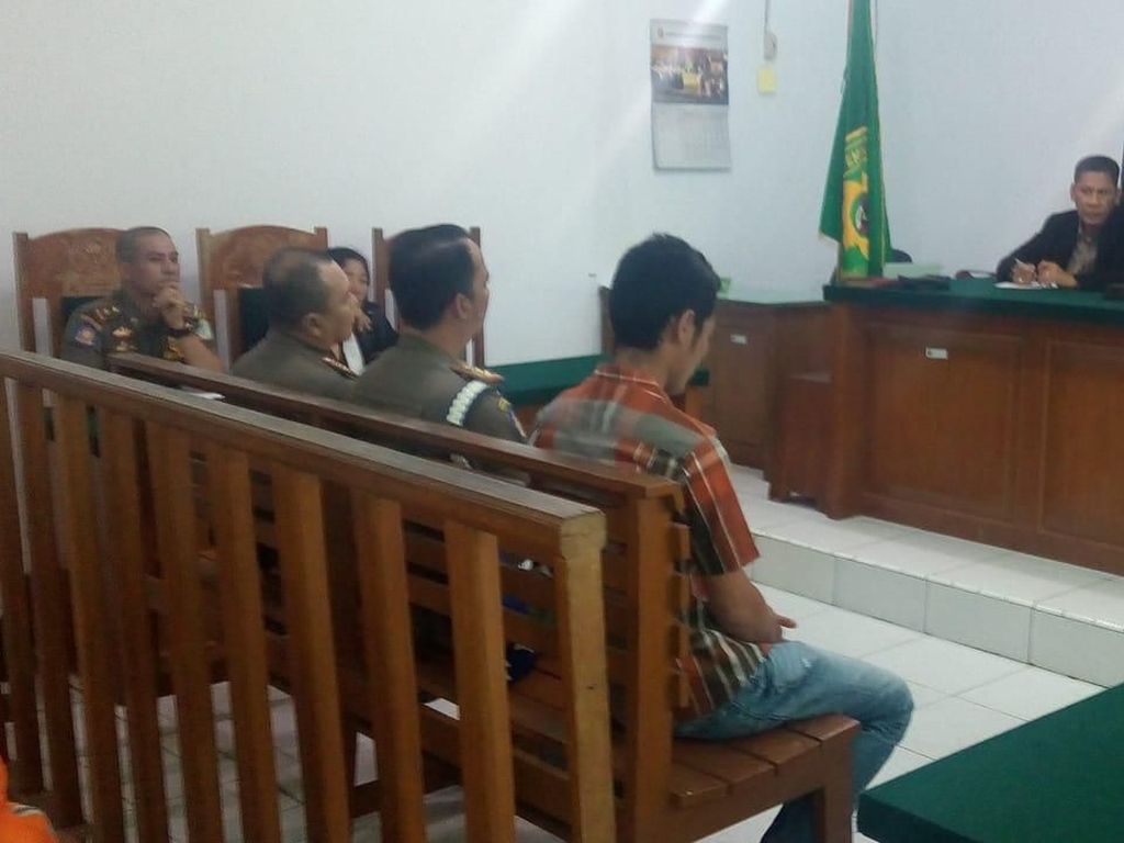 Buang Sampah Sembarangan, Ali Langsung Bayar Denda Rp 20 Juta Buang Sampah Sembarangan, Ali Langsung Bayar Denda Rp 20 Juta
