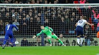 Kane sendiri yang maju sebagai eksekutor penalti. Striker Tottenham itu sukses menjalankan tugasnya. Foto: Eddie Keogh/Reuters