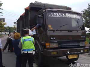 Truk Odol Picu Kecelakaan di Tol Palikanci Truk Odol Picu Kecelakaan di Tol Palikanci