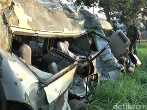 Mobil yang Ditabrak KA Jayabaya di Pasuruan Ternyata Angkutan Travel