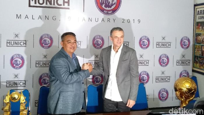 Rudi Widodo (kiri) menyebut Arema FC telah mendapatkan pengganti Gladiator. (Muhammad Aminudin/detikSport) Rudi Widodo (kiri) menyebut Arema FC telah mendapatkan pengganti Gladiator. (Muhammad Aminudin/detikSport)