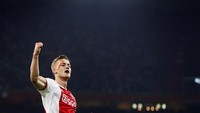 Di lini belakang, Madrid butuh pemain pelapis untuk Sergio Ramos dan Raphael Varane. Matthijs De Ligt adalah pilihan paling ideal, meski persaingan mendapat bek Ajax Amsterdam itu akan berat karena beberapa klub besar Eropa juga meminatinya. (Dean Mouhtaropoulos/Getty Images)