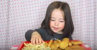 Gemas! Gadis Cilik Bermata Indah Ini Kaprikornus Sorotan Karena Mukbang Nugget