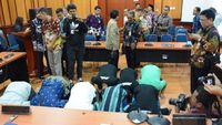 Sengketa Tambang Emas Berakhir, Warga Ramai-ramai Sujud Syukur