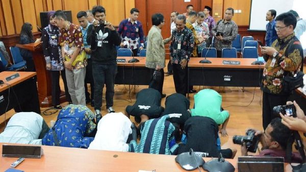 Sengketa Tambang Emas Berakhir, Warga Ramai-ramai Sujud Syukur