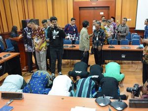 Sengketa Tambang Emas Berakhir, Warga Ramai-ramai Sujud Syukur