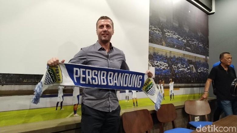 Miljan Radovic Didampingi Empat Asisten di Persib