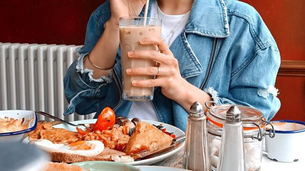 Tak Lagi Berhijab, Blogger Dina Tokio Penggemar Berat Kafein