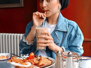 Tak Lagi Berhijab, Blogger Dina Tokio Penggemar Berat Kafein